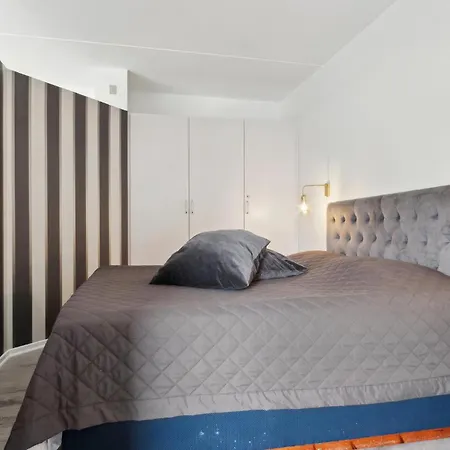 Apartment Bad, Lejl, 1